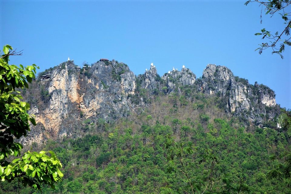断崖絶壁にそびえ立つランパーンの寺院 – わが心はタイにあり Love Thailand