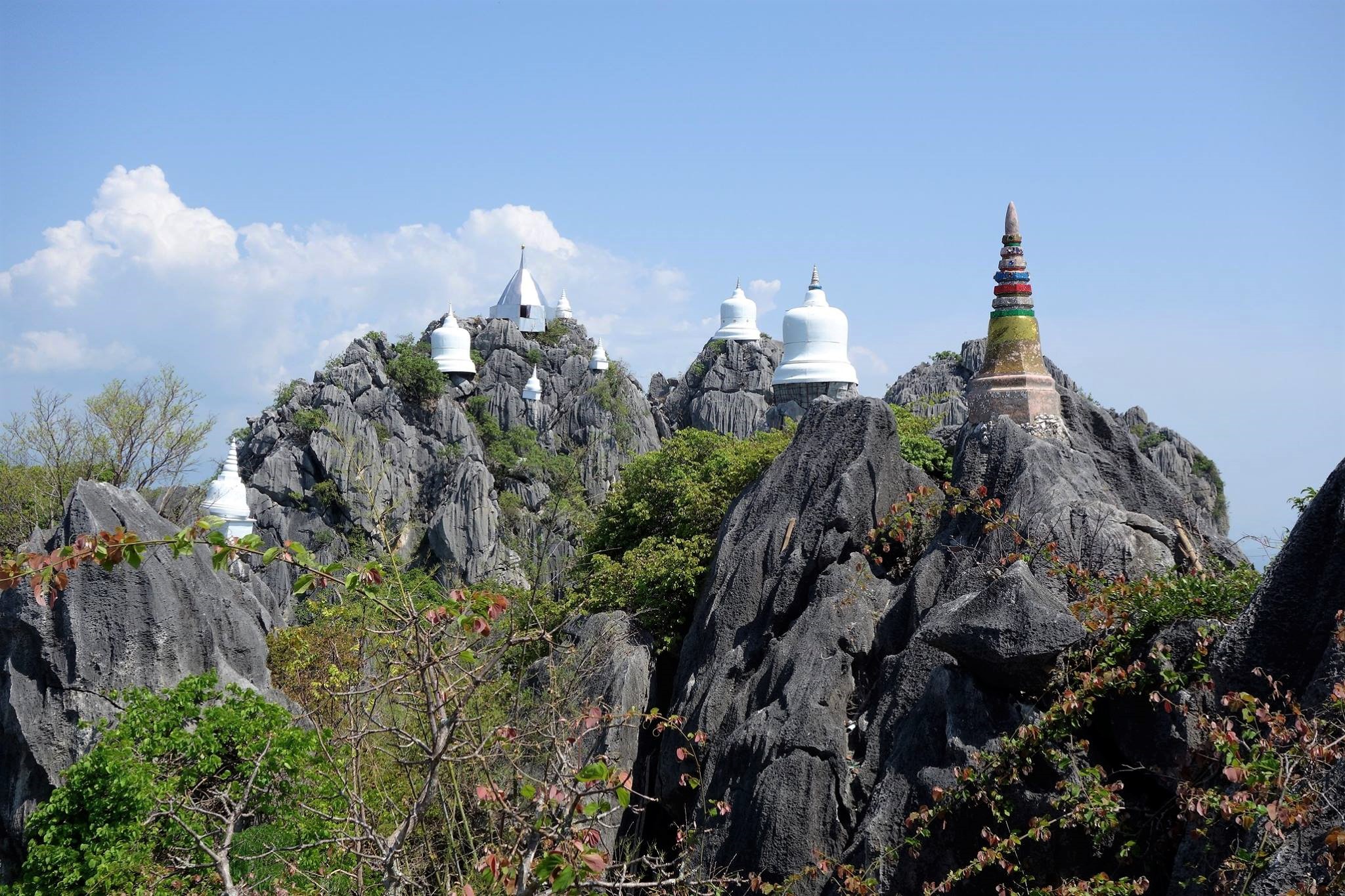 断崖絶壁にそびえ立つランパーンの寺院 – わが心はタイにあり Love Thailand