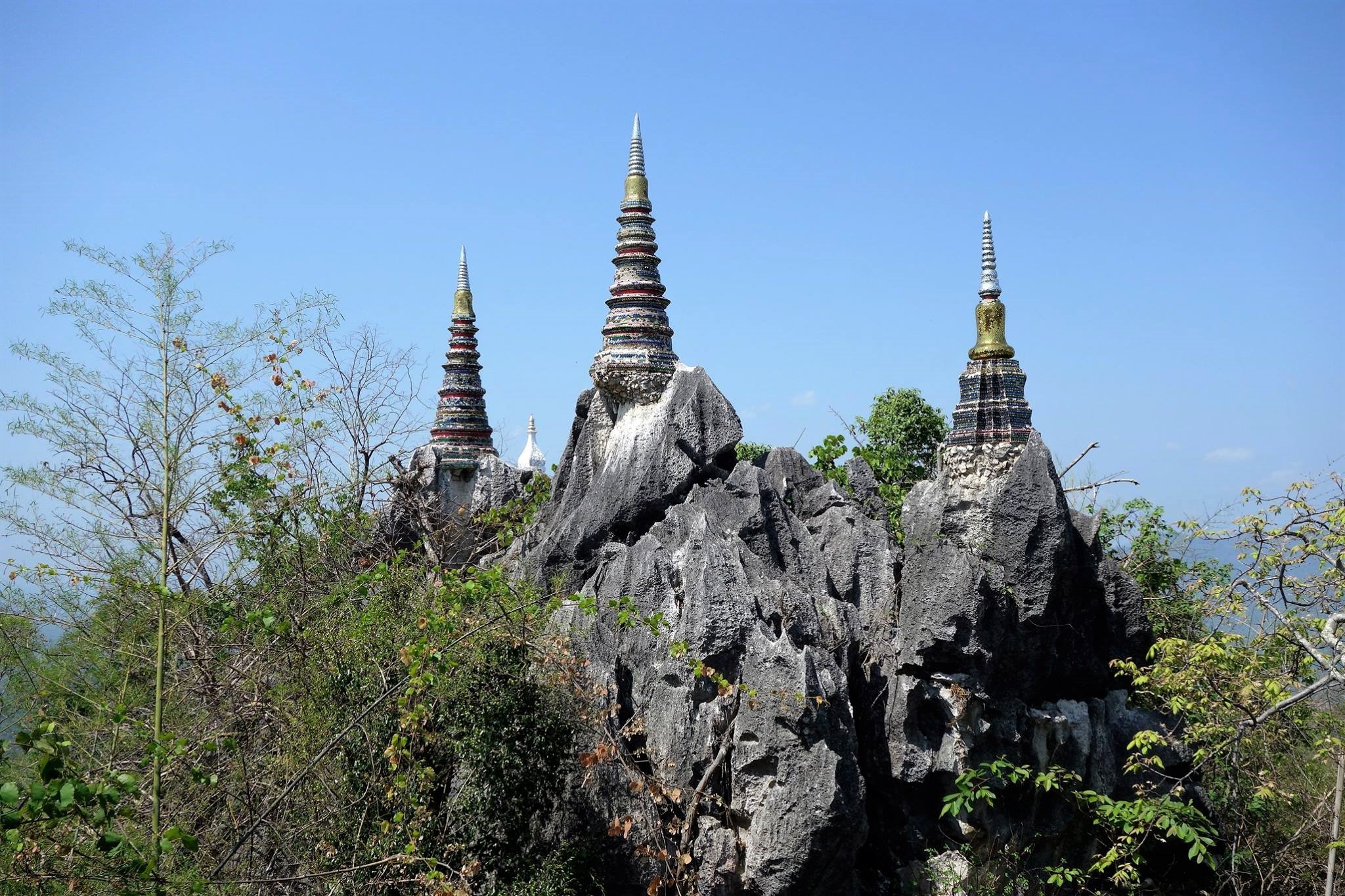 断崖絶壁にそびえ立つランパーンの寺院 – わが心はタイにあり Love Thailand