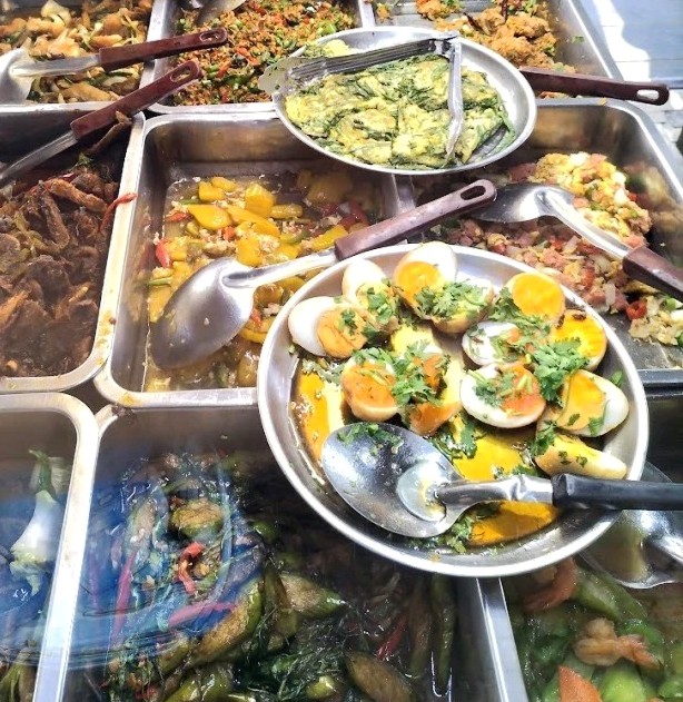 ぶっかけ飯に「カイルーククーイ」ไข่ลูกเขย 揚げ茹で卵